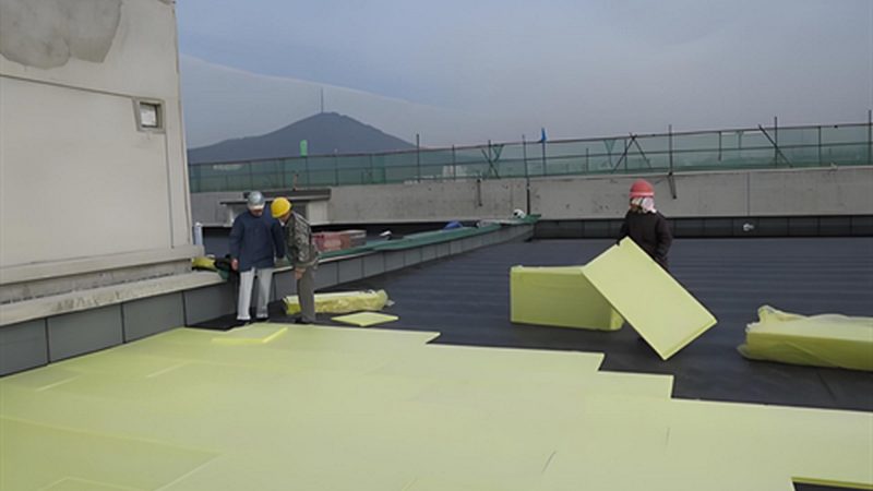 屋顶防水材料施工步骤详解：从基层处理到成品保护